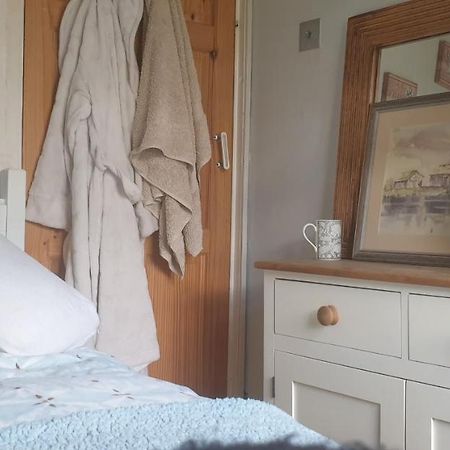 Comfy Cosy Little Room Tv Fridge Microwave Upton  Exterior foto