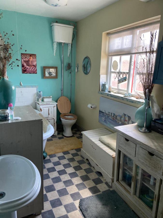 Comfy Cosy Little Room Tv Fridge Microwave Upton  Exterior foto